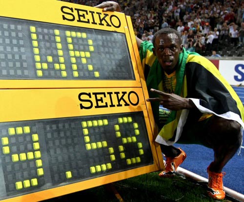 16일(현지시간)  독일 베를린 올림피아 슈타디온에서 열린 2009 세계육상 선수권 남자 100m 결승, 자메이카의 우사인 볼트가 9초58의 세계신기록으로 우승한 후 전광판 앞에서 자신의 기록을 확인하며 환호하고 있다. 