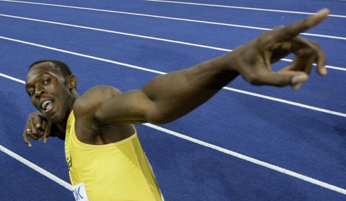 16일(현지시간) 독일 베를린 올림피아 슈타디온에서 열린 2009 세계육상 선수권 남자 100m 결승, 자메이카의 우사인 볼트가 9초58의 세계신기록으로 우승한 후 환호하고 있다. 