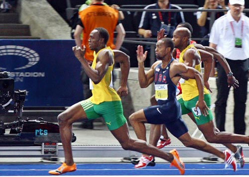 16일(현지시간) 독일 베를린 올림피아 슈타디온에서 열린 2009 세계육상 선수권 남자 100m 결승, 자메이카의 우사인 볼트가 경쟁자인 타이슨 게이(미국), 아사파 파월(자메이카) 등을 따돌리며 전력 질주하고 있다. 