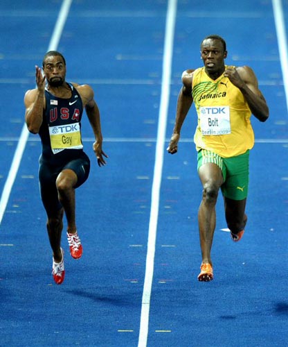 16일(현지시간) 독일 베를린 올림피아 슈타디온에서 열린 2009 세계육상 선수권 남자 100m 결승, 자메이카의 우사인 볼트(오른쪽)가 경쟁자인 타이슨 게이(미국)와 나란히 역주하고 있다. 