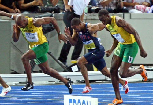16일(현지시간) 독일 베를린 올림피아 슈타디온에서 열린 2009 세계육상 선수권 남자 100m 결승, 자메이카의 우사인 볼트와 경쟁자인 타이슨 게이(미국), 아사파 파월(자메이카)이 힘차게 출발하고 있다. 