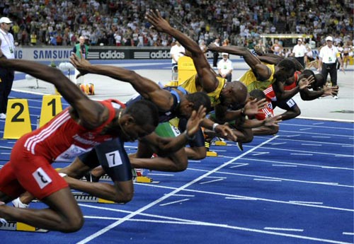 16일(현지시간) 독일 베를린 올림피아 슈타디온에서 열린 2009 세계육상 선수권 남자 100m 결승, 자메이카의 우사인 볼트 등 출전 선수들이 힘차게 출발하고 있다. 
