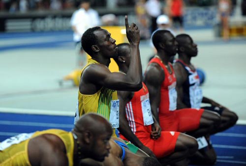 16일(현지시간) 독일 베를린 올림피아 슈타디온에서 열린 2009 세계육상 선수권 남자 100m 결승, 자메이카의 우사인 볼트가 출발 준비를 하고 있다. 