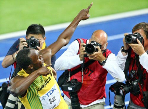 16일(현지시간) 독일 베를린 올림피아 슈타디온에서 열린 2009 세계육상 선수권 남자 100m 결승, 자메이카의 우사인 볼트가 9초58의 세계신기록으로 우승한 후 세리머니를 펼치고 있다. 