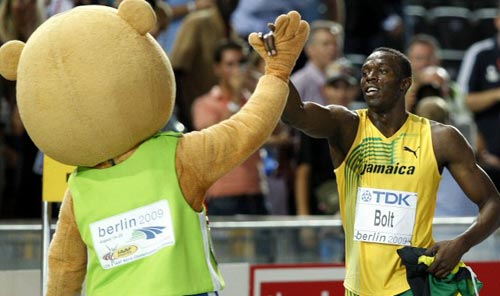 16일(현지시간) 독일 베를린 올림피아 슈타디온에서 열린 2009 세계육상 선수권 남자 100m 결승, 자메이카의 우사인 볼트가 9초58의 세계신기록으로 우승한 후 대회 마스코트인 베를리노와 하이파이브를 하고 있다. 