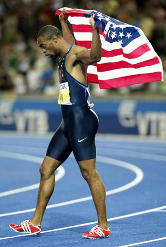 16일(현지시간) 독일 베를린 올림피아 슈타디온에서 열린 2009 세계육상 선수권 남자 100m 결승, 자메이카의 우사인 볼트에 이어 2위로 골인한 미국의 타이슨 게이가 성조기를 든 채 트랙을 돌고 있다. 