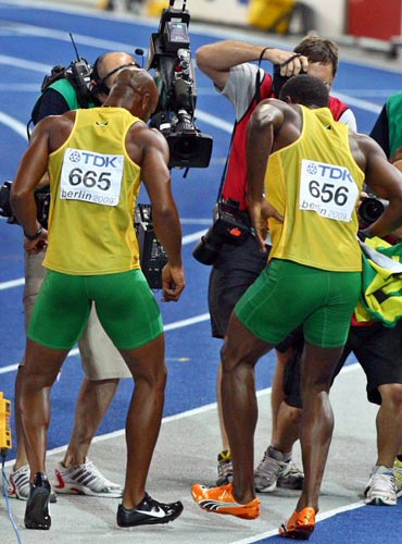16일(현지시간) 독일 베를린 올림피아 슈타디온에서 열린 2009 세계육상 선수권 남자 100m 결승, 자메이카의 우사인 볼트(오른쪽)가 9초58의 세계신기록으로 우승한 후 3위를 기록한 아사파 파월과 함께 기뻐하고 있다. 