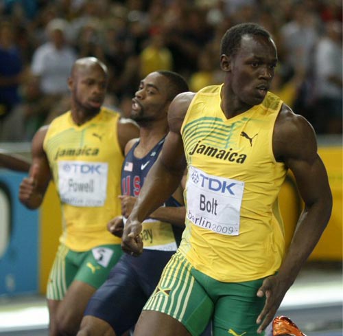 16일(현지시간) 독일 베를린 올림피아 슈타디온에서 열린 2009 세계육상 선수권 남자 100m 결승, 자메이카의 우사인 볼트가 9초58의 세계신기록으로 골인하고 있다. 