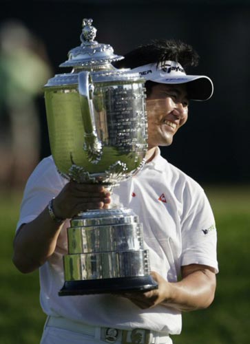 16일(현지시간) 미국 미네소타주 채스카의 헤이즐틴 내셔널 골프장에서 열린 미국프로골프(PGA) 투어 시즌 마지막 메이저대회 PGA 챔피언십, 양용은이 아시아 선수 첫 메이저 우승을 차지한 후 트로피를 든 채 기뻐하고 있다. 