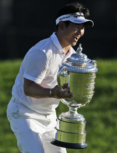 16일(현지시간) 미국 미네소타주 채스카의 헤이즐틴 내셔널 골프장에서 열린 미국프로골프(PGA) 투어 시즌 마지막 메이저대회 PGA 챔피언십, 양용은이 아시아 선수 첫 메이저 우승을 차지한 후 트로피를 든 채 기뻐하고 있다. 