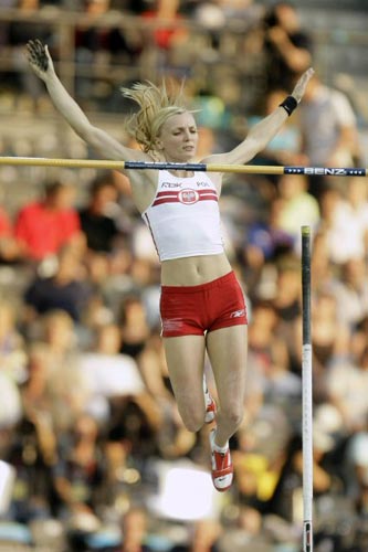 17일(현지시간) 독일 베를린 올림피아 슈타디온에서 열린 2009 세계육상선수권대회 여자 장대높이뛰기 결승,  폴란드 안나 로고프스카가 바를 넘고 있다. 