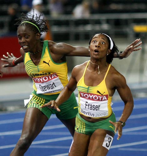 17일(현지시간) 독일 베를린 올림피아 슈타디온에서 열린 2009 세계육상선수권대회 여자 100m 결승, 자메이카의 셸리 안 프레이저(오른쪽)가 1위로 결승선을 통과하고 있다. 