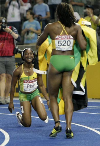 17일(현지시간) 독일 베를린 올림피아 슈타디온에서 열린 2009 세계육상선수권대회 여자 100m 결승, 1위를 차지한 자메이카의 셸리 안 프레이저(왼쪽)가 2위 케런 스튜어트와 함께 기뻐하고 있다. 