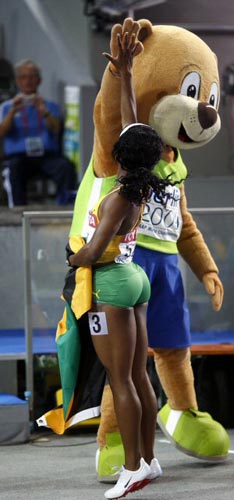 17일(현지시간) 독일 베를린 올림피아 슈타디온에서 열린 2009 세계육상선수권대회 여자 100m 결승, 1위를 차지한 자메이카의 셸리 안 프레이저가 대회 마스코트 베를리노와 하이파이브를 하고 있다. 