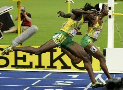 17일(현지시간) 독일 베를린 올림피아 슈타디온에서 열린 2009 세계육상선수권대회 여자 100m 결승, 자메이카의 셸리 안 프레이저가 1위, 케런 스튜어트가 2위로 결승선을 통과하고 있다. 