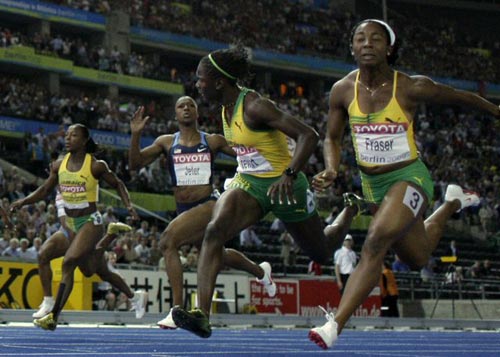 17일(현지시간) 독일 베를린 올림피아 슈타디온에서 열린 2009 세계육상선수권대회 여자 100m 결승, 자메이카의 셸리 안 프레이저가 1위로 결승선을 통과하고 있다. 