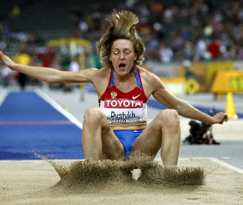 17일(현지시간) 독일 베를린 올림피아 슈타디온에서 열린 2009 세계육상선수권대회 여자 3단 뛰기 결승, 러시아 Anna Pyatykh가 착지하고 있다. 