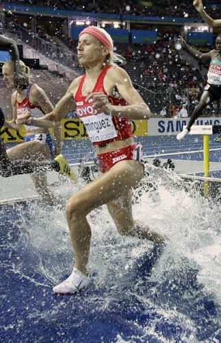 17일(현지시간) 독일 베를린 올림피아 슈타디온에서 열린 2009 세계육상선수권대회 여자 3,000m 장애물달리기, 금메달을 차지한 스페인의 마르타 도밍게즈가 역주하고 있다. 