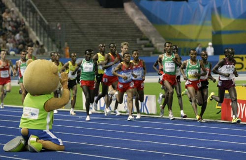 17일(현지시간) 독일 베를린 올림피아 슈타디온에서 열린 2009 세계육상선수권대회 남자 10,000m 경기, 대회 마스코트 베를리노가 선수들을 응원하고 있다. 
