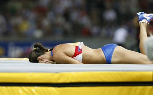 17일(현지시간) 독일 베를린 올림피아 슈타디온에서 열린 2009 세계육상선수권대회 여자 장대높이뛰기 결승, 러시아의 ‘미녀새’ 옐레나 이신바예바가 바를 넘지 못한 후 아쉬워하고 있다. 