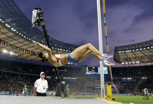 17일(현지시간) 독일 베를린 올림피아 슈타디온에서 열린 2009 세계육상선수권대회 여자 장대높이뛰기 결승, 러시아의 ‘미녀새’ 옐레나 이신바예바가 바를 넘지 못한 채 매트 위로 떨어지고 있다. 