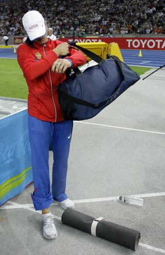 17일(현지시간) 독일 베를린 올림피아 슈타디온에서 열린 2009 세계육상선수권대회 여자 장대높이뛰기 결승, 러시아의 ‘미녀새’ 옐레나 이신바예바가 고개를 숙인 채 경기장을 빠져나가고 있다. 