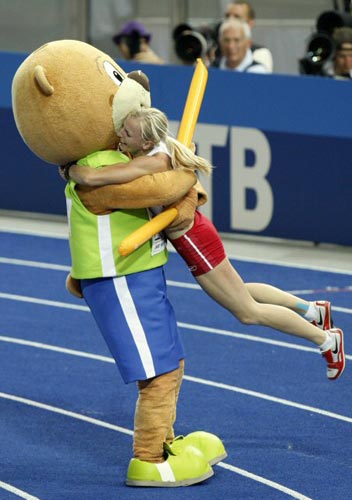 17일(현지시간) 독일 베를린 올림피아 슈타디온에서 열린 2009 세계육상선수권대회 여자 장대높이뛰기 결승,  폴란드의 안나 로고프스카가 우승을 확정 지은 후 대회 마스코트 베를리노와 포옹을 하고 있다. 