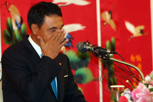 국내 최고령,퇴다승 투수인 한화 송진우가 18일 대전 유성 리베라호텔에서 기자회견을 열고 은퇴 소감을 말하며 눈물을 흘리고 있다. 
