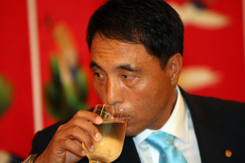 국내 최고령,퇴다승 투수인 한화 송진우가 18일 대전 유성 리베라호텔에서 기자회견을 열고 은퇴 소감을 말하던 중 물을 마시고 있다. 