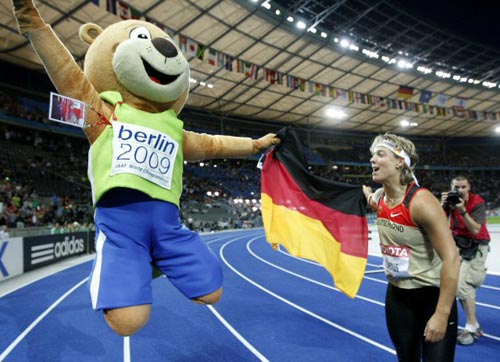 18일(현지시간) 독일 베를린 올림피아슈타디온에서 열린 2009 세계육상선수권 여자 창던지기, 독일의 슈테피 네리우스가 우승을 확정 지은 후 대회 마스코트 베를리노와 함께 독일 국기를 든 채 기뻐하고 있다. 
