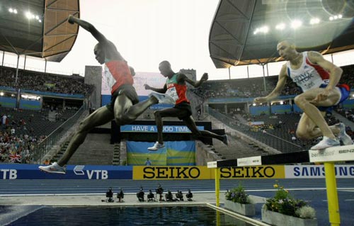 18일(현지시간) 독일 베를린 올림피아슈타디온에서 열린 2009 세계육상선수권 남자 3000m 장애물달리기 결승, 금메달을 차지한 케냐 에제키엘 켐보이(가운데), 3위 프랑스 부압델라 타흐리(오른쪽), 케냐 폴 코에치(왼쪽) 등이 역주하고 있다. 