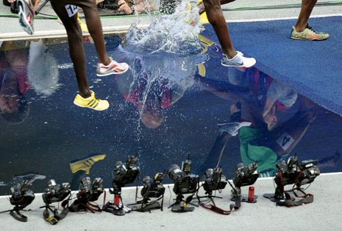 18일(현지시간) 독일 베를린 올림피아슈타디온에서 열린 2009 세계육상선수권 남자 3000m 장애물달리기 결승, 출전 선수들이 역주하고 있는 가운데 취재진이 설치한 카메라가 레이스 장면을 담고 있다. 