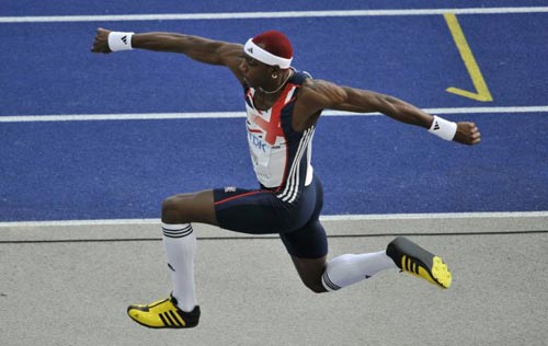 18일(현지시간) 독일 베를린 올림피아슈타디온에서 열린 2009 세계육상선수권 남자 세단 뛰기 결승, 영국  필립스 아이도우가 점프하고 있다. 