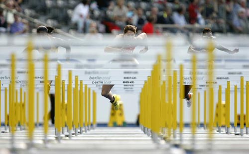 18일(현지시간) 독일 베를린 올림피아슈타디온에서 열린 2009 세계육상선수권 여자 100m 허들 1라운드 출전 선수들이 역주하고 있다. 