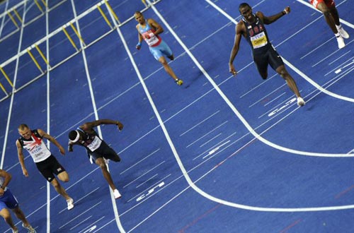 18일(현지시간) 독일 베를린 올림피아슈타디온에서 열린 2009 세계육상선수권 남자 400m 허들 결승, 미국 케런 클레멘트(오른쪽)가 1위로 결승선을 통과하고 있다. 
