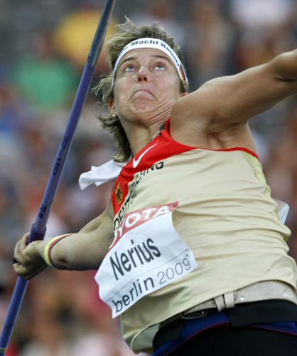 18일(현지시간) 독일 베를린 올림피아슈타디온에서 열린 2009 세계육상선수권 여자 창던지기, 독일의 슈테피 네리우스가 창을 던지려 하고 있다. 