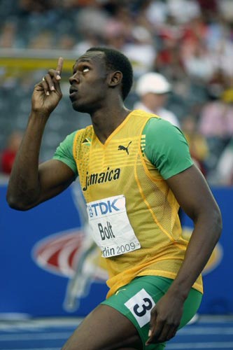 18일(현지시간) 독일 베를린 올림피아슈타디온에서 열린 2009 세계육상선수권 남자 200m 준준결승, 100m에서 세계신기록을 세우며 우승한 자메이카의 우사인 볼트가 결승선을 통과하고 있다. 