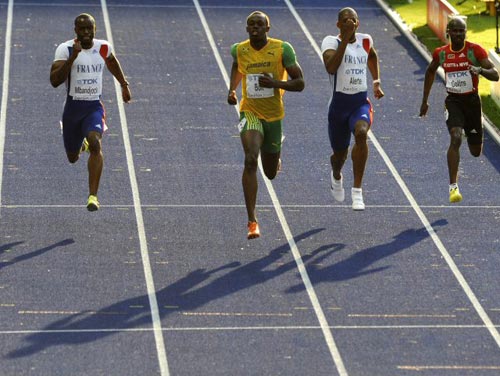 18일(현지시간) 독일 베를린 올림피아슈타디온에서 열린 2009 세계육상선수권 남자 200m 준준결승, 100m에서 세계신기록을 세우며 우승한 자메이카의 우사인 볼트(왼쪽 두번째)가 역주하고 있다. 