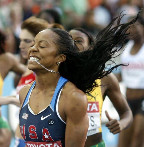 18일(현지시간) 독일 베를린 올림피아슈타디온에서 열린 2009 세계육상선수권 여자 400m 결승, 미국의 사냐 리처즈가 목걸이를 입에 문채 결승선을 통과하고 있다. 