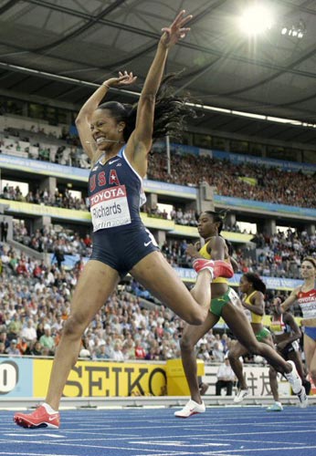 18일(현지시간) 독일 베를린 올림피아슈타디온에서 열린 2009 세계육상선수권 여자 400m 결승, 미국의 사냐 리처즈가 1위로 결승선을 통과하며 기뻐하고 있다. 