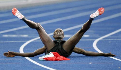 18일(현지시간) 독일 베를린 올림피아슈타디온에서 열린 2009 세계육상선수권 남자 3000m 장애물달리기 결승, 케냐의 에제키엘 켐보이 1위로 결승선을 통과한 후 트랙에 누워 기뻐하고 있다. 