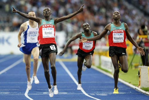 18일(현지시간) 독일 베를린 올림피아슈타디온에서 열린 2009 세계육상선수권 남자 3000m 장애물달리기 결승, 케냐 에제키엘 켐보이가 1위로 결승선을 통과하는 가운데 리차드 킵켐보이(오른쪽), 프랑스 부압델라 타흐리가 뒤를 이어 골인하고 있다. 