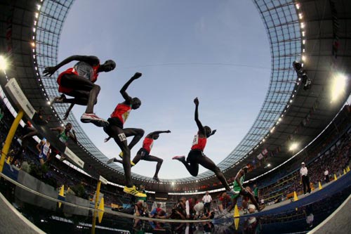 18일(현지시간) 독일 베를린 올림피아슈타디온에서 열린 2009 세계육상선수권 남자 3000m 장애물달리기 결승, 출전 선수들이 역주하고 있다. 
