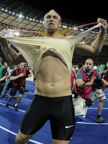 19일(현지시간) 독일 베를린 올림피아슈타디온에서 열린 2009 세계 육상 선수권 남자 원반 던지기, 금메달을 차지한 독일 로베르트 하르팅이 자신의 유니폼을 찢으며 기뻐하고 있다. 