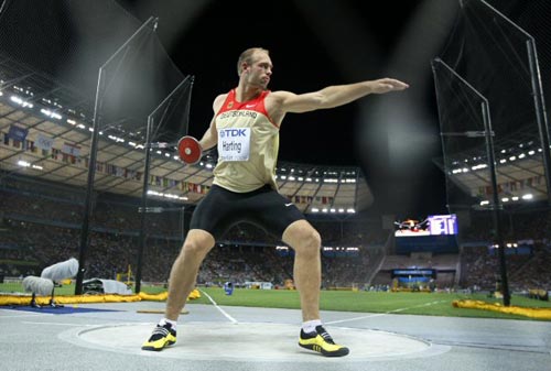 19일(현지시간) 독일 베를린 올림피아슈타디온에서 열린 2009 세계 육상 선수권 남자 원반 던지기 결승, 독일 로베르트 하르팅이 준비를 하고 있다. 