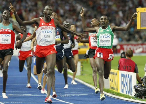 19일(현지시간) 독일 베를린 올림피아슈타디온에서 열린 2009 세계 육상 선수권 남자 1500m 결승, 바레인의 유수프 사드 카멜이 에티오피아 데레세 메코넨보다 앞서 1위로 결승선을 통과하고 있다. 