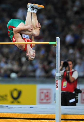 19일(현지시간) 독일 베를린 올림피아슈타디온에서 열린 2009 세계 육상 선수권 남자 높이뛰기, 벨라루스 안드레이 크라우찬카가 바를 넘은 후 기뻐하고 있다. 