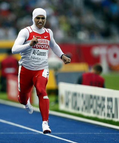 19일(현지시간) 독일 베를린 올림피아슈타디온에서 열린 2009 세계 육상 선수권 여자 200m 1라운드, 바레인 라키아 알 가사라가 히잡을 쓴 채 역주하고 있다. 