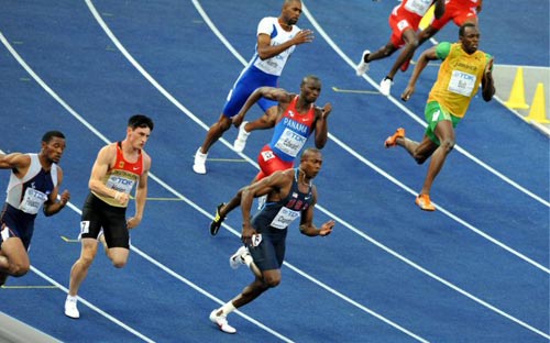 19일(현지시간) 독일 베를린 올림피아슈타디온에서 열린 2009 세계 육상 선수권 남자 200 준결승, 자메이카의 우사인 볼트(오른쪽)가 온두라스 로란도 파라시오스, 독일 로버트 헤링, 미국 숀 크로포드, 파나마 알론소 에드워드, 프랑스 다비드 알레테(왼쪽부터) 등 출전 선수들과 함께 역주하고 있다. 