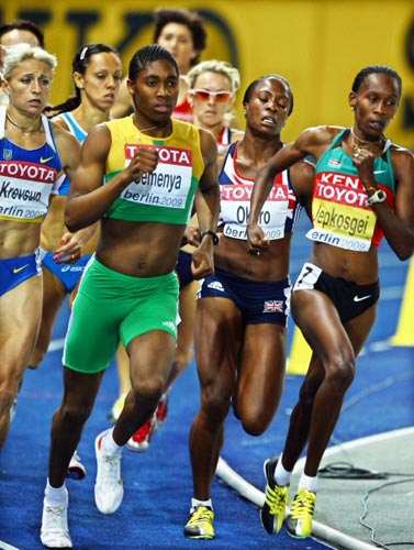19일(현지시간) 독일 베를린 올림피아슈타디온에서 열린 2009 세계 육상 선수권 여자 800m 결승, 성 정체성 논란을 일으킨 남아프리카공화국의 캐스터 세메냐가 역주하고 있다. 세메냐는 1분55초45의 시즌 최고 기록으로 우승했다. 